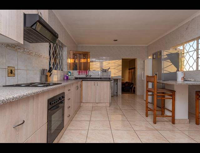 5 BEDROOM FREEHOLD SOLD IN BRACKENHURST
